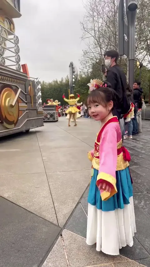 Girl dressed up as mulan meets the "real" one in Shanghai Disneyland