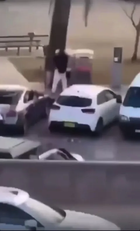 Heroic man disarms active shooter at Bondi Beach