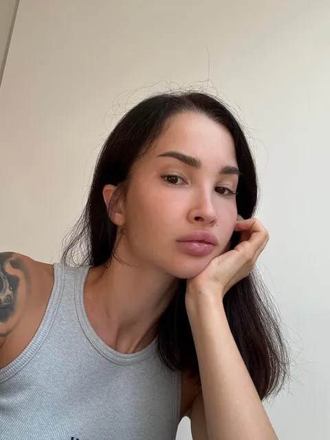 Am I hot or cute? (F20)