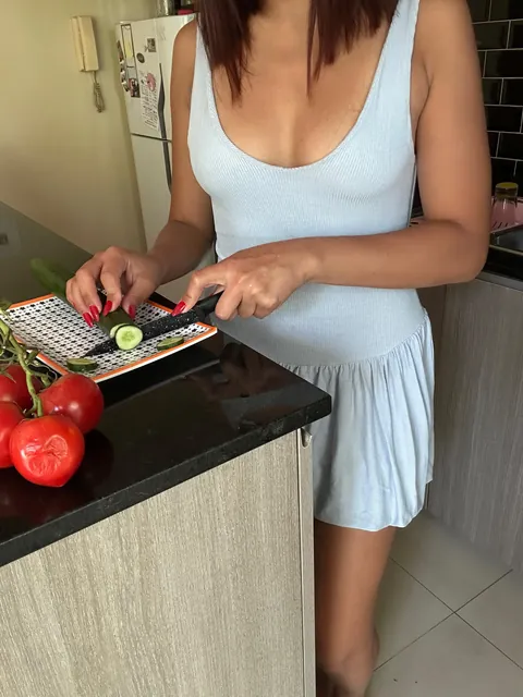 Take off her dress in the kitchen and rate her