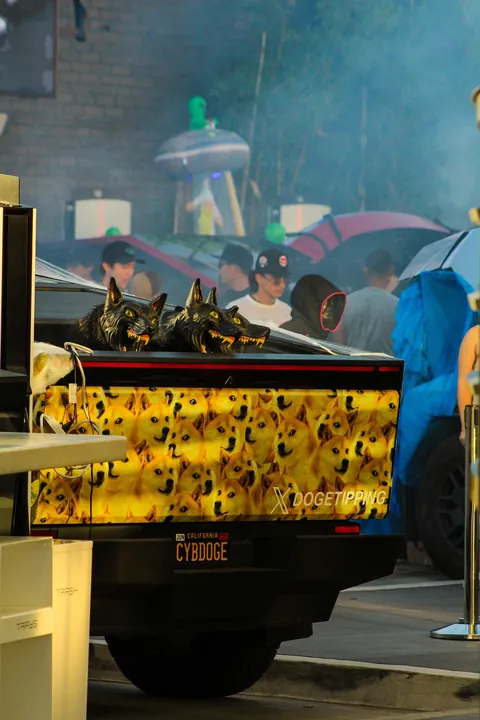 The Tesla Diner in Hollywood threw a Halloween party tonight… so the protesters outside did too [OC]