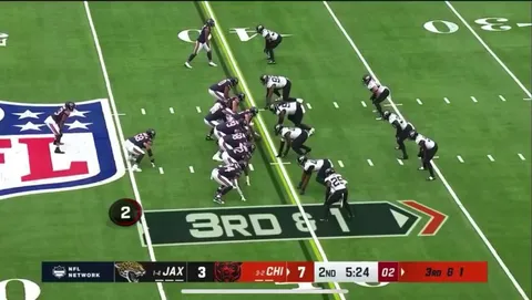 [Highlight] Caleb Williams takes his time in a clean pocket to make a deep throw to the defender