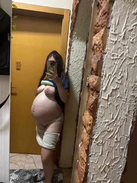 Big belly, juicy boobs, ass and pussy on display… want you to touch 😏