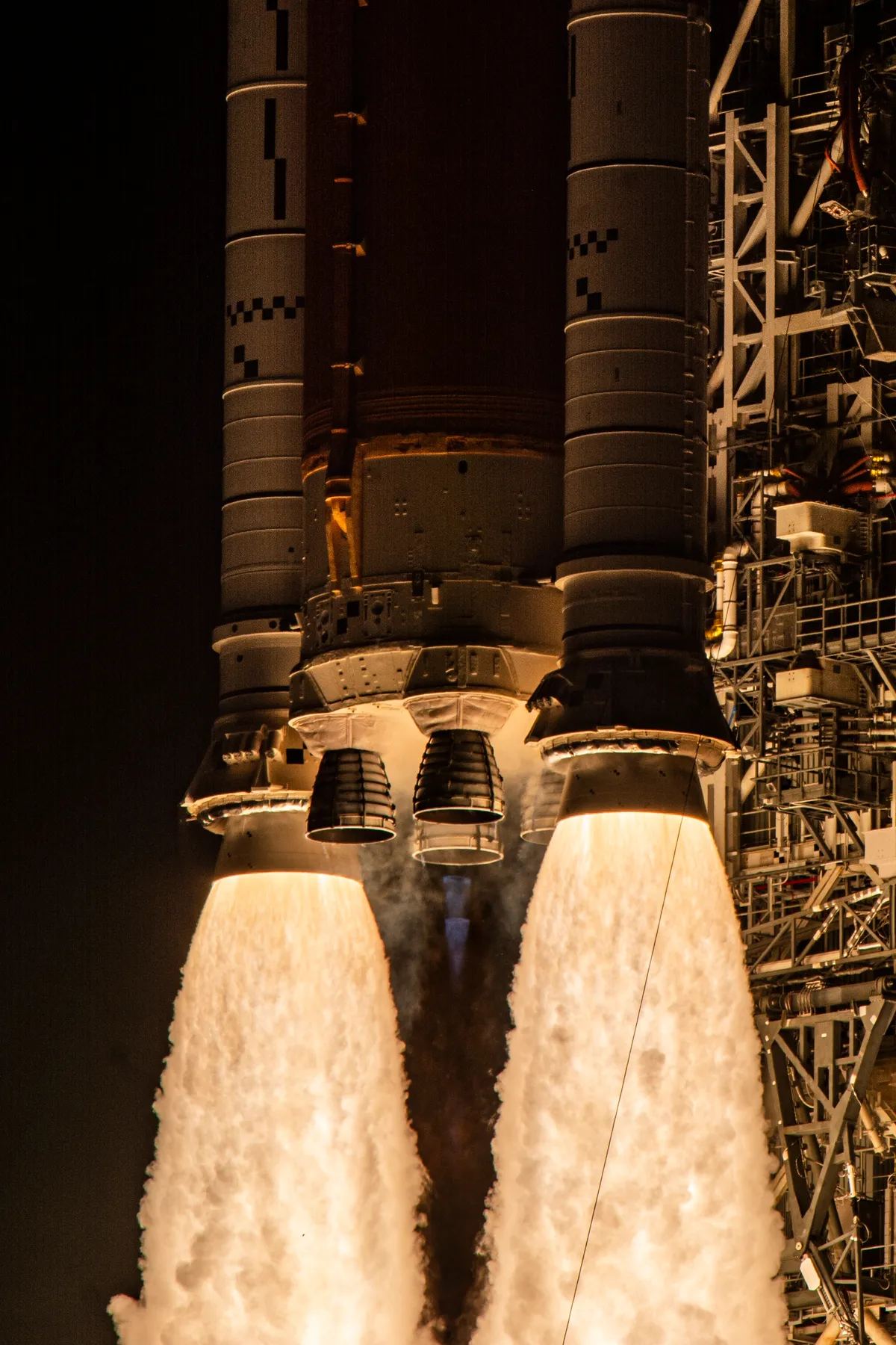 Insanely detailed image of the Artemis I launch!