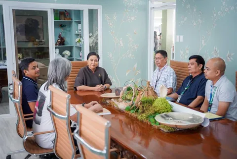 Ang Ganda ng Opisina ni Mayora. It’s Giving Bridgerton.