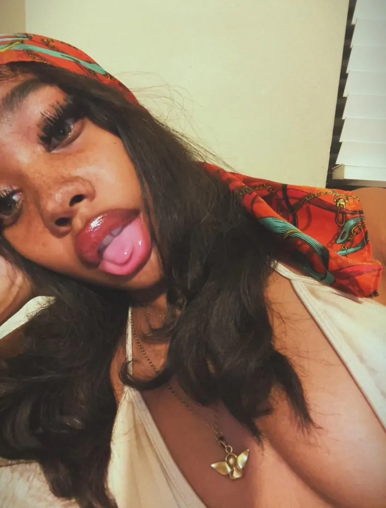 Hii DM my tele 2 buy🫶🏼