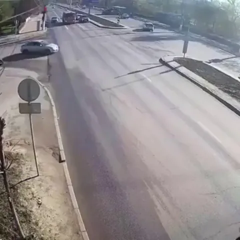 The quick thinking and preparedness of the people in the grey car.