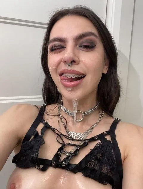 One more treat from the femboy goonette~ 💋🤤