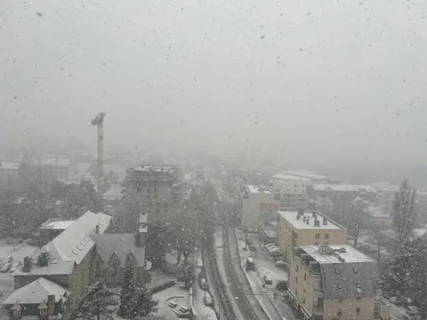 IL NEIGE LES GARS ! IL NEEEEEIGE !!!