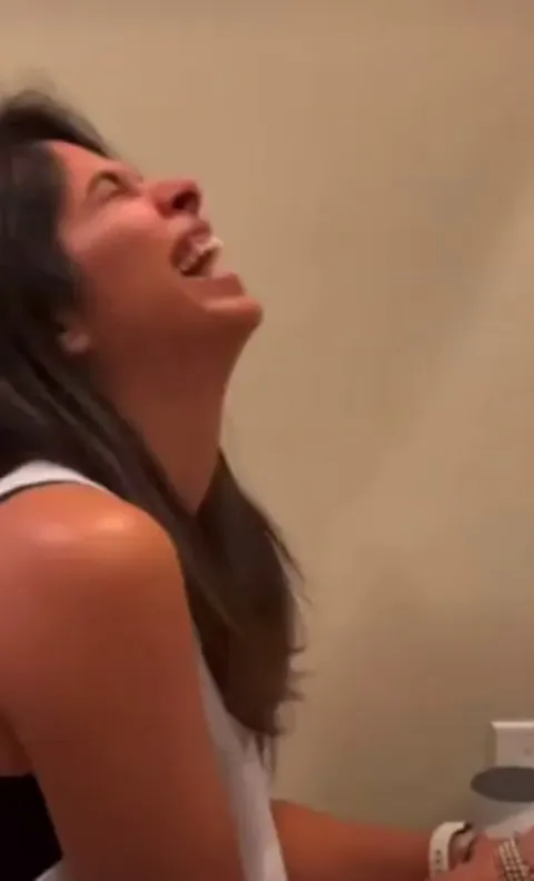 Straightens hair and curls them again