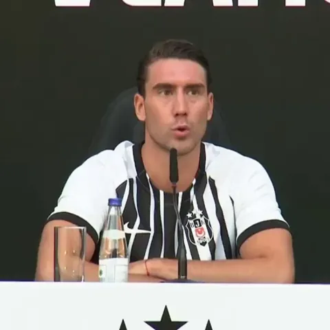 Vlahovic is speaking Turkish at the signing ceremony.