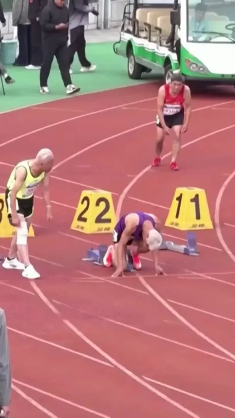 71-year-old Jin Hui runs a 100m in 13.97s