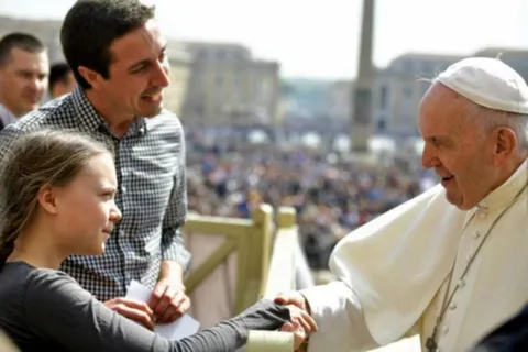 Pope Francis shaking hands with Greta Thunberg in 2019