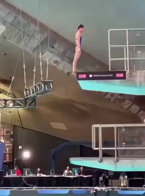 17-year-old Chinese diver, Quan Hongchan, wins gold with a dive so flawless the water doesn't even splash, scoring a perfect 10/10 from a panel of all 7 judges