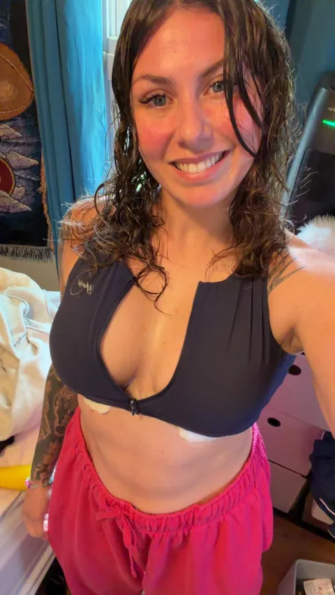 Born in 1999, 1 kid... Am I still hot? 🫣➡️ F27