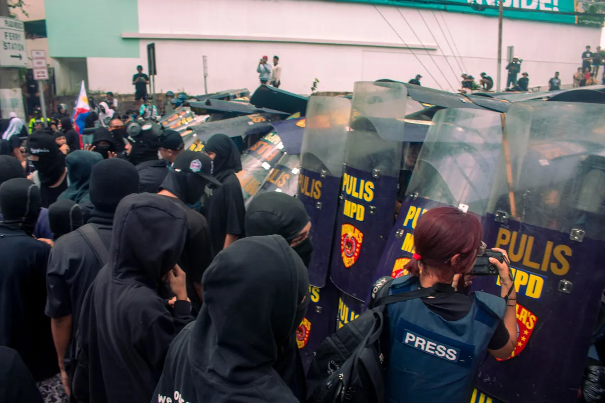Some of the photos na napitik ko during Yung Lonita Rally and Ayala Bridge Riot (oc)