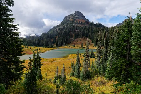 Yakima Peak and Tipsoo Lake, Washington. [OC][6000x4000]
