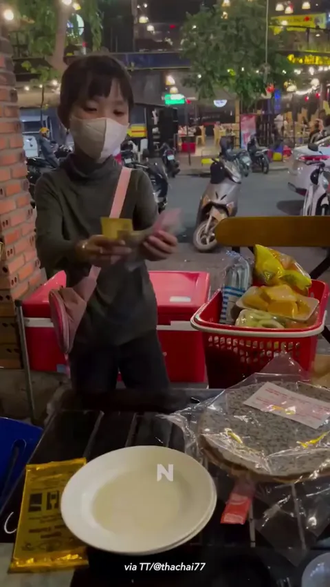 Very Honest Little Street Vendor in Vietnam
