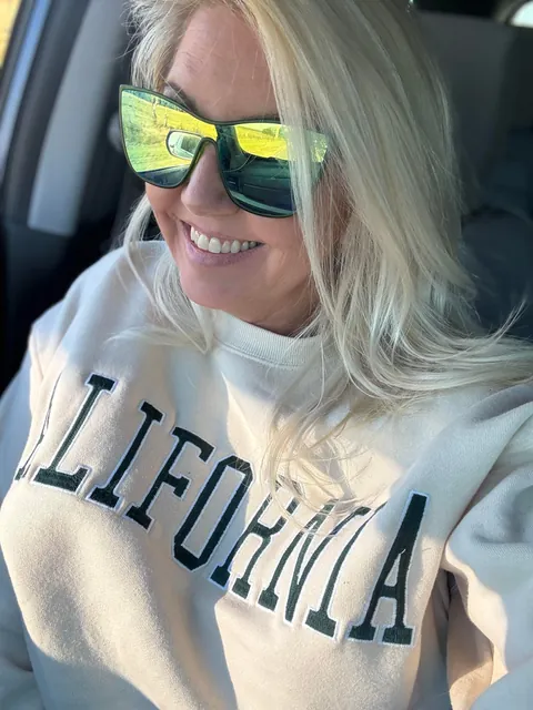 Swipe to see my plug in my little butthole. (47f mom)