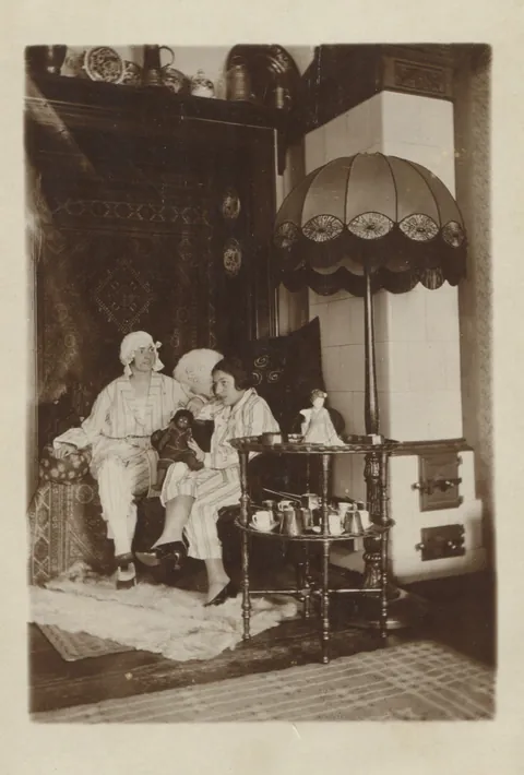 Lots to Unpack –Detailed &amp; Mysterious Vintage Images, 1910-1977