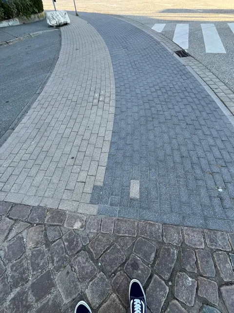 These wrongly placed stones