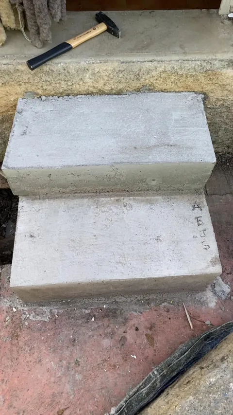 Premier travail de mon fils à la maison. C'est pas parfait mais j'en suis très fière !