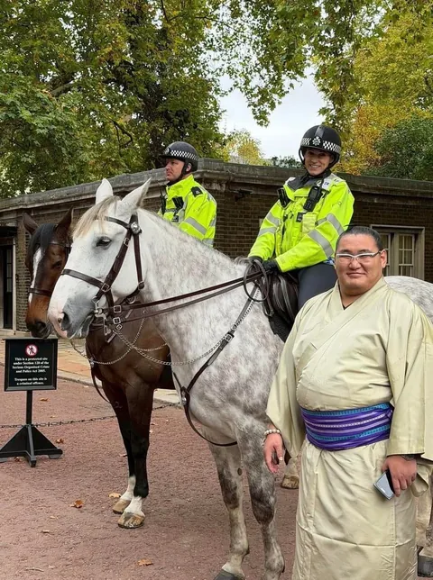 Japans top Sumo Wrestler went to London for a tournament, look at the tourist photos they took