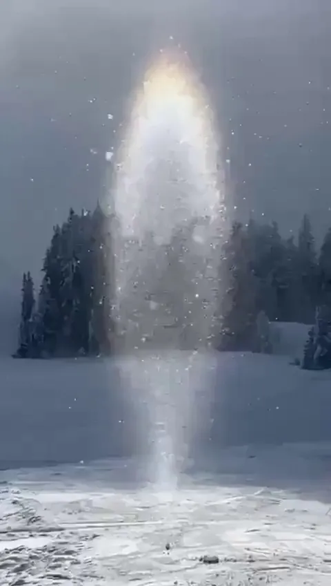 🔥light pillar on the slopes of Austria, caused by light reflecting off countless ice crystals in the air