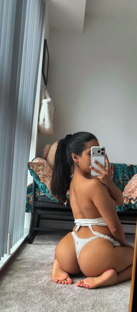 Come Netflix and Chill with me 🤍 [F]