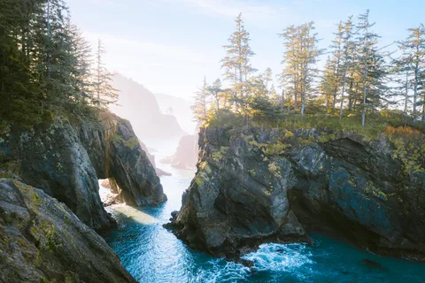 This spot looks like a CGI render to me.. seriously one of the craziest places I've ever seen. Oregon Coast [OC] [4000 x 2667]