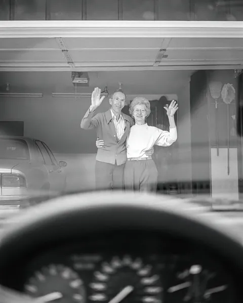 A WOMAN SPENT 27 YEARS PHOTOGRAPHING HER PARENTS WAVING HER GOODBYE 