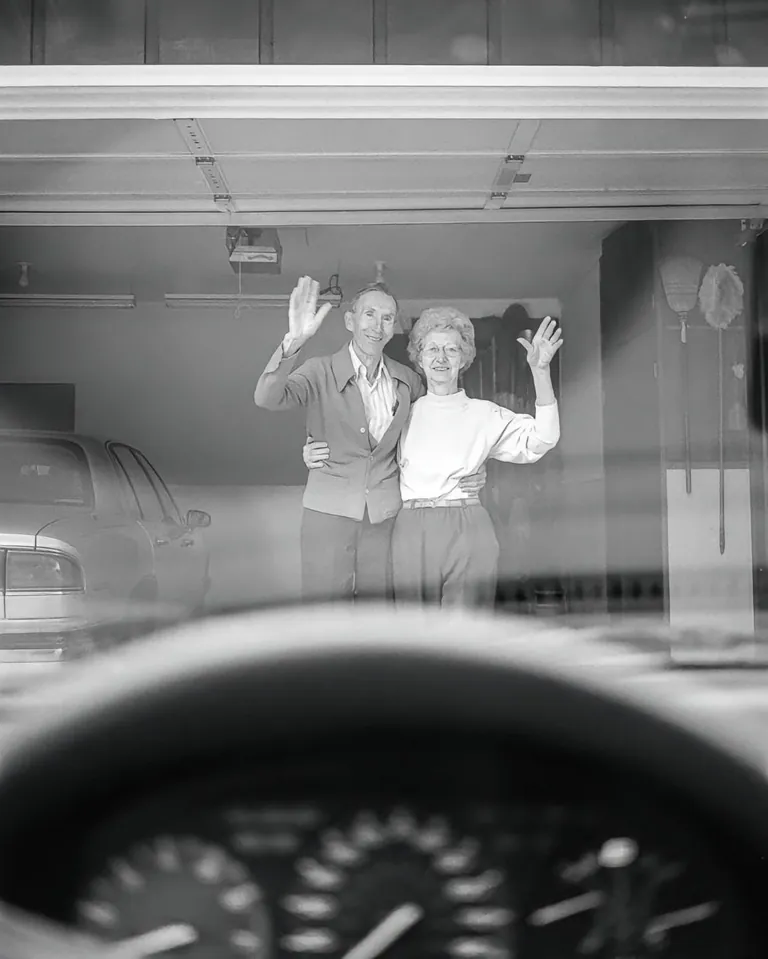 A WOMAN SPENT 27 YEARS PHOTOGRAPHING HER PARENTS WAVING HER GOODBYE 