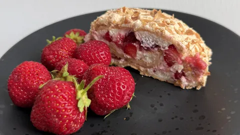 Strawberry meringue roll (OC)
