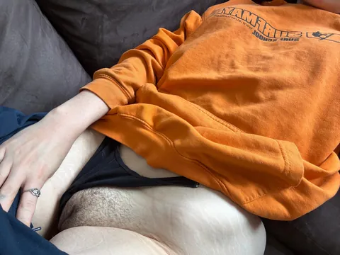 starting off my new year right by taking hungover nudes on my friends sofa (f) 