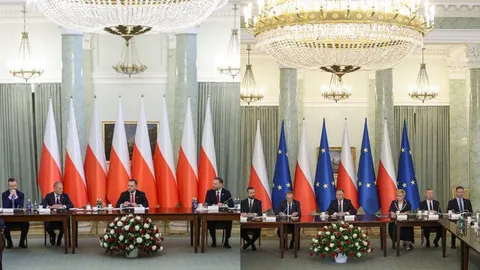 On the left, the Cabinet Council today under incumbent President Karol Nawrocki.  
On the right, the Cabinet Council under former President Andrzej Duda.