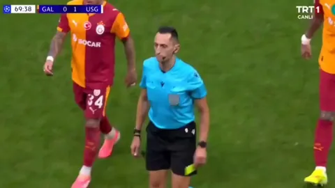 Referee Del Cerro Grande left confused, looking for the Galatasaray manager as he practices stealth on the bench