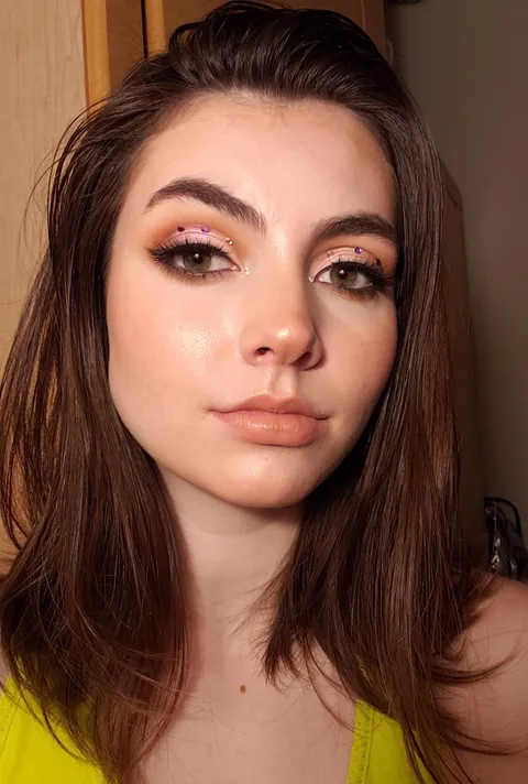 Spent an hour just trying to get the rhinestones to stick to my face just to wash it all off 5 min later🙃