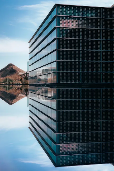 A building with it's reflections. 