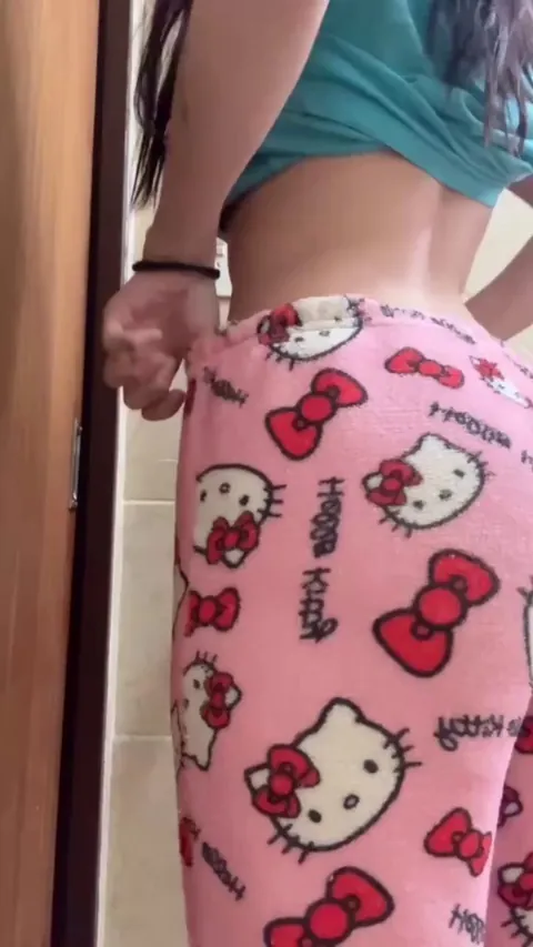 feeling boring tonight and decided to flash my ass for u