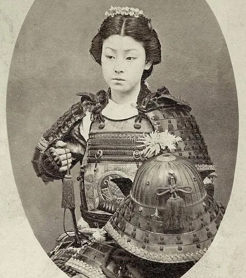 Lady Hangaku Gozen, a female samurai warrior in a woodblock print created around 1885 by Tsukioka
