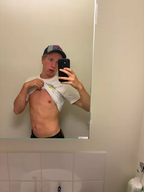 Who wants to fuck or suck a 18y twink xx
