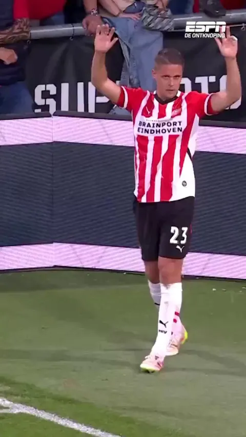Joey Veerman (PSV) hears FC Groningen scored 1-1 against Ajax