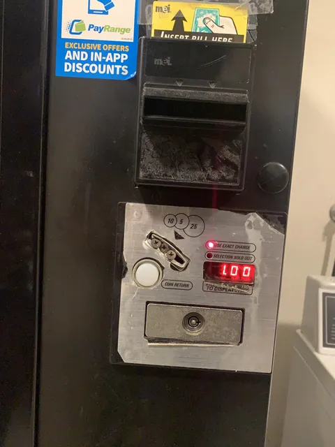 I need to use exact change but it doesn’t allow coins. It doesn’t let me put in another dollar and it won’t give my first dollar back.