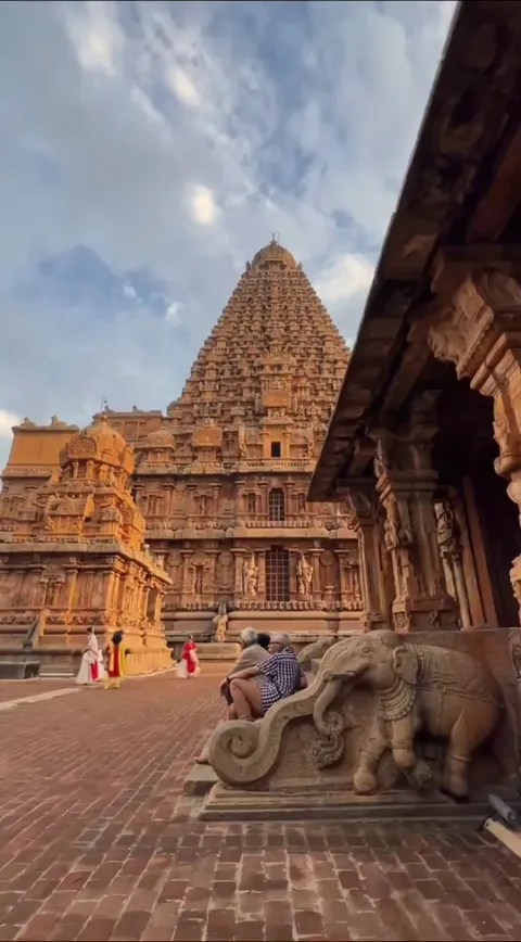 The temple architecture of India: 11th century Brihadishwara Temple