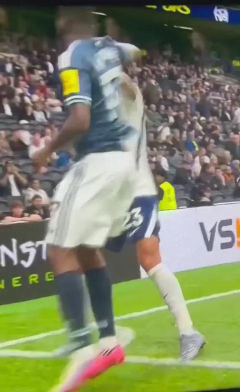 Pedro Porro geting angry at Bazoumana Touré