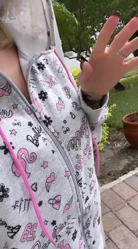 The neighbor deserved more than tits today. 🫦