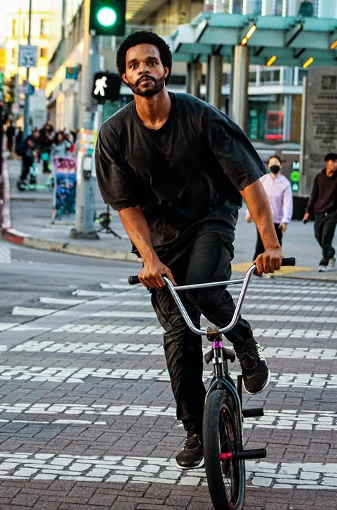 tried to capture the mood outside Kamala Harris’ book tour stop in Los Angeles on Monday [OC]