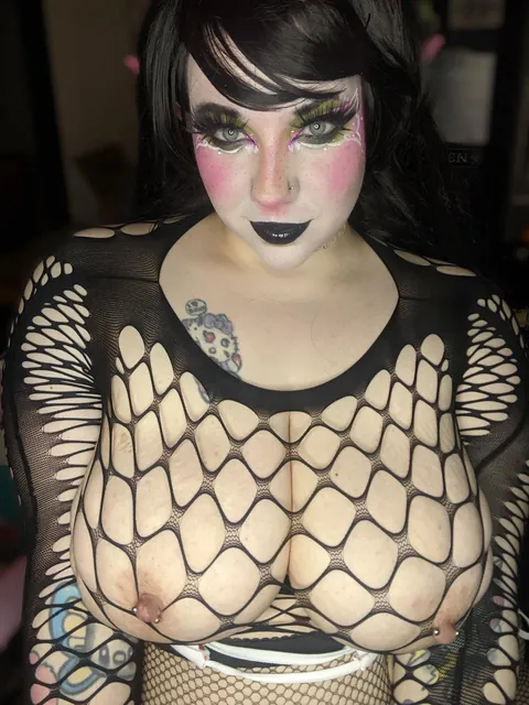 I could be considered a 10 if you like free use elf sluts, who play video games all the time and will suck your cock daily