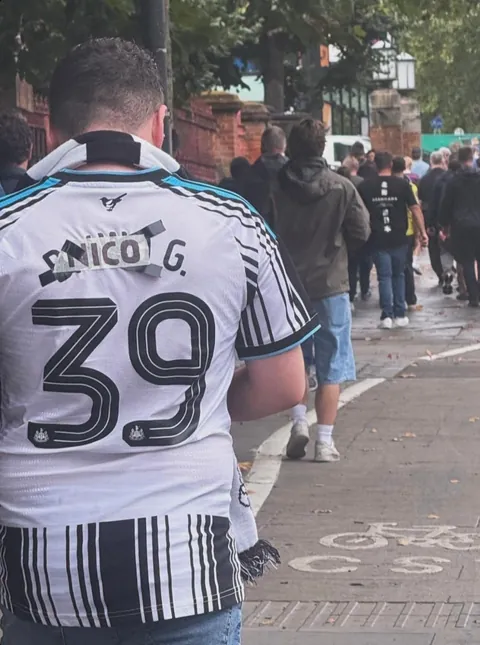 Newcastle fan pictured on his way to Tottenham Hotspur Stadium