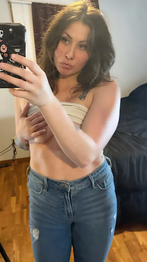 Am I hot for a mom? 🙈🤷🏻‍♀️ f25